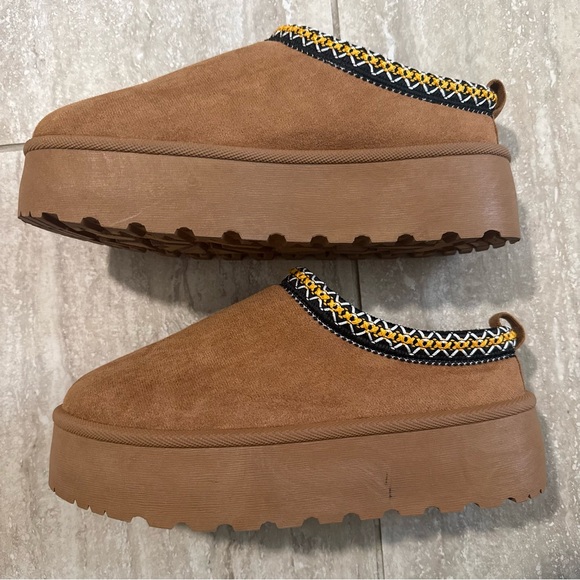 Mudd Tasman Platform chunky faux suede Tan Slippers shoes Size 9 cozycore preppy - Picture 2 of 8